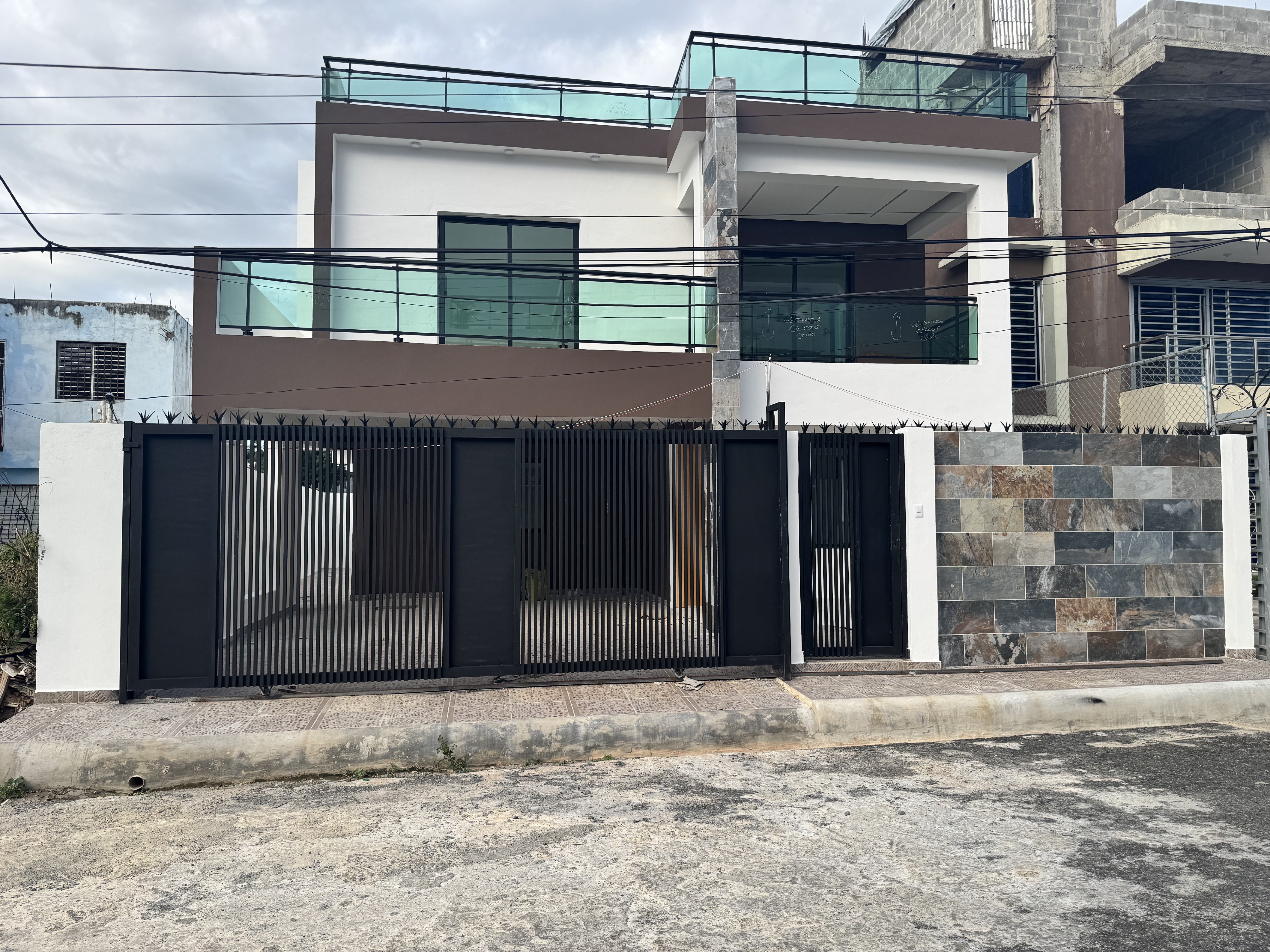casas - venta de casa con 4 habitaciones en autopista de san isidro Santo Domingo este  3
