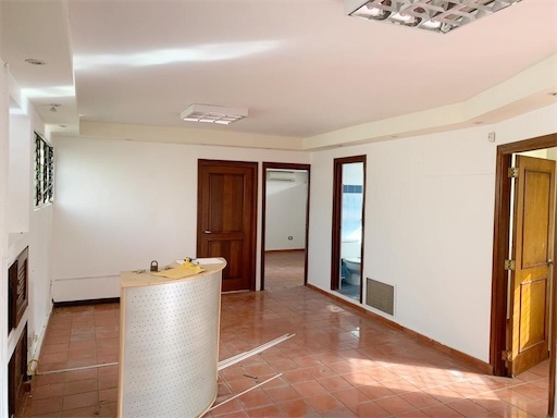 oficinas y locales comerciales - Local de 100 metros en evaristo morales 2