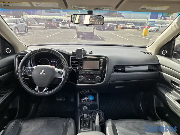 jeepetas y camionetas - Mitsubishi outlander  9