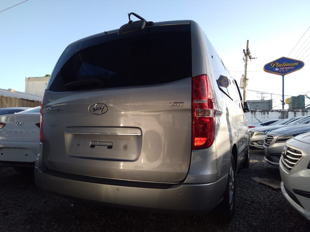 jeepetas y camionetas - HYUNDAI GRAND STAREX 2018 GRISDESDE: RD$1,300.100 6