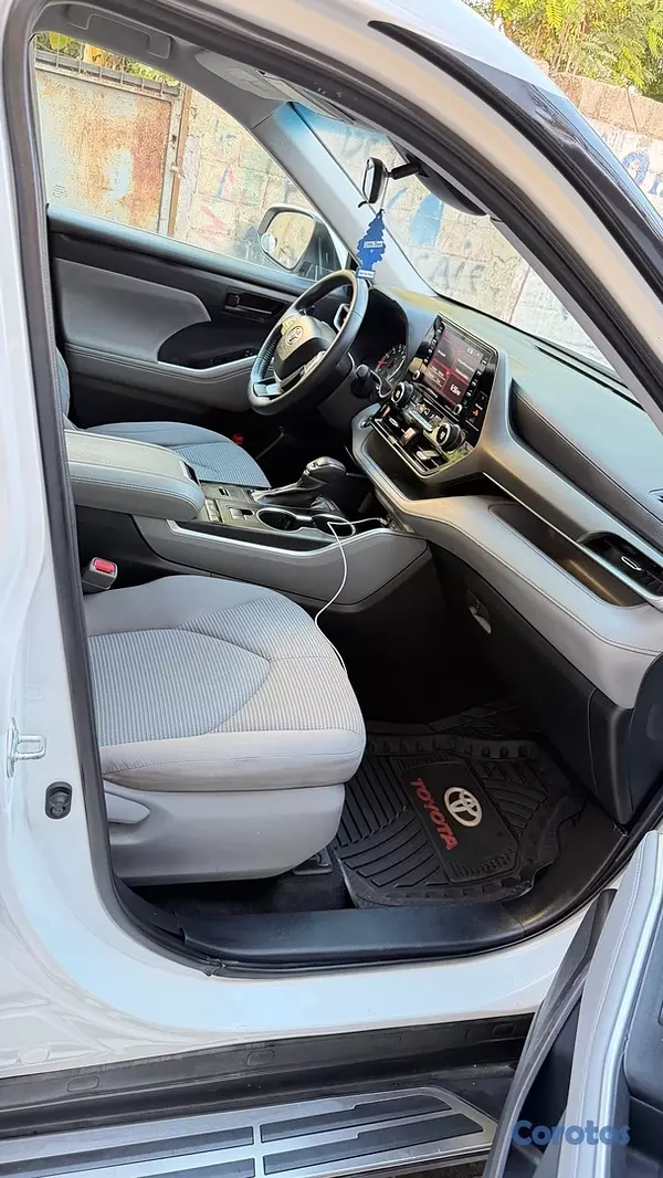 jeepetas y camionetas - Toyota Highlander LE 2022 10
