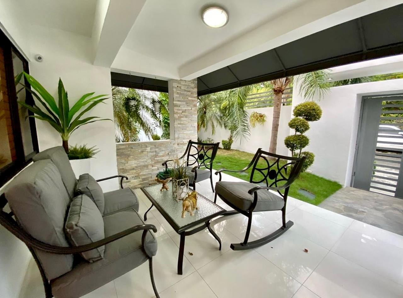 casas - Casa en la Castellana.

Con sus 445mt2 y 350 mts de construcción
 3 Hab 1