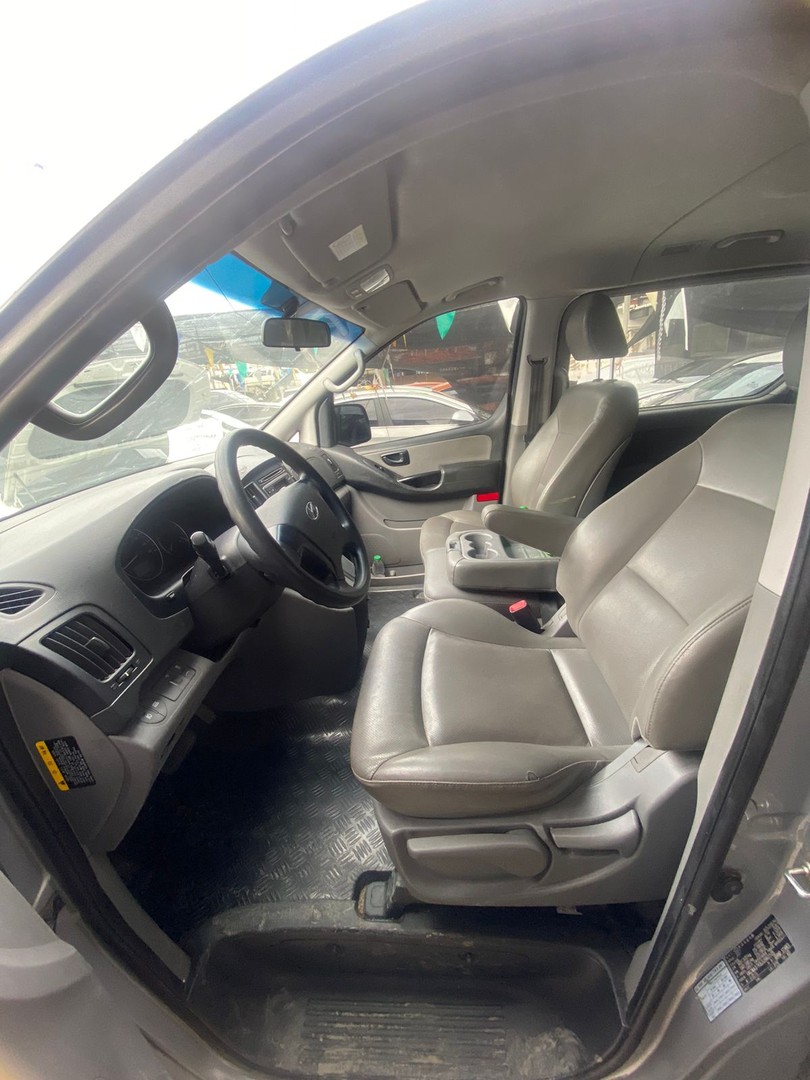 jeepetas y camionetas - HYUNDAI STAREX 2018 GRISDESDE: RD$1,300,000 1