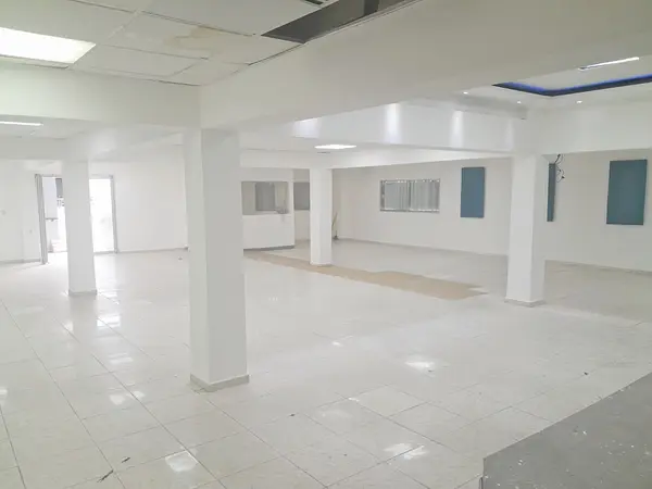 oficinas y locales comerciales - Local céntrico en Evaristo morales  5