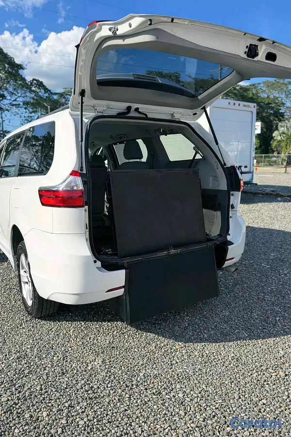 jeepetas y camionetas - TOYOTA SIENNA HANDICAP CLEAN CAR FAX 15
