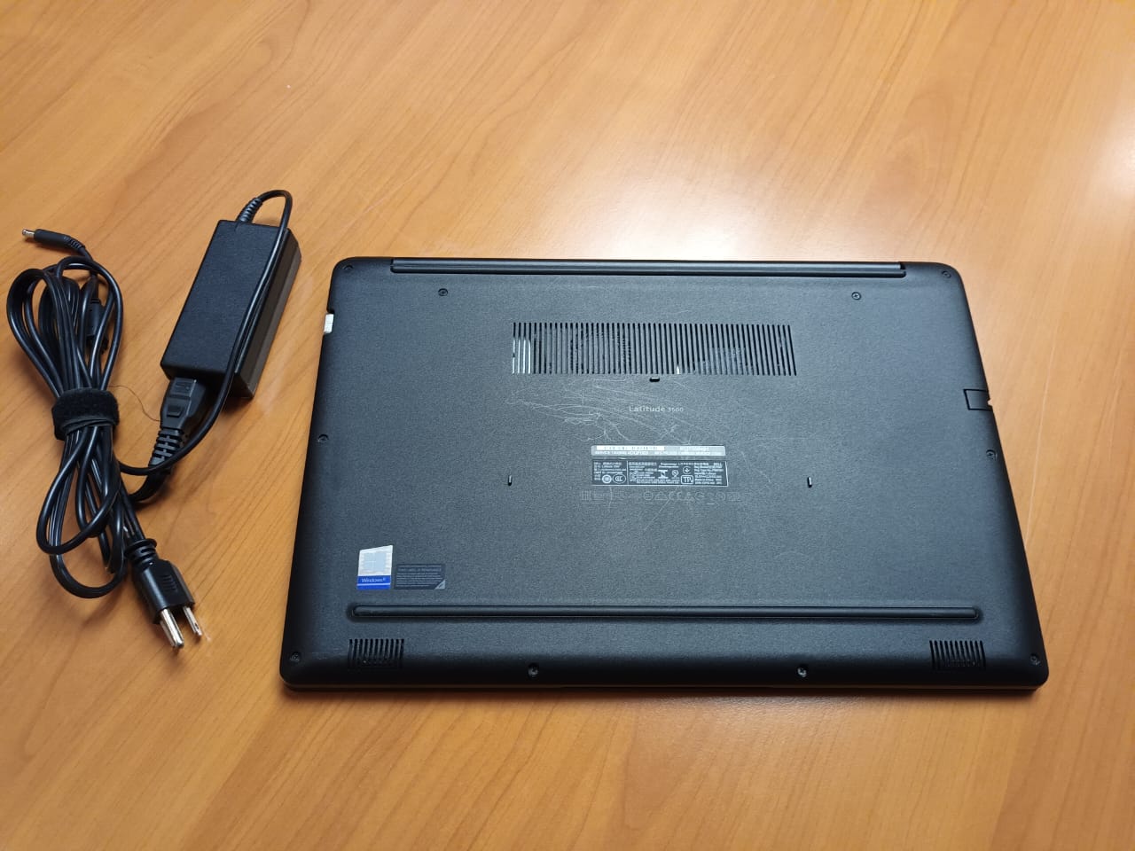 computadoras y laptops - Laptop Dell 3500 8va, 16GB Mem, 256GB Disco SSD 4