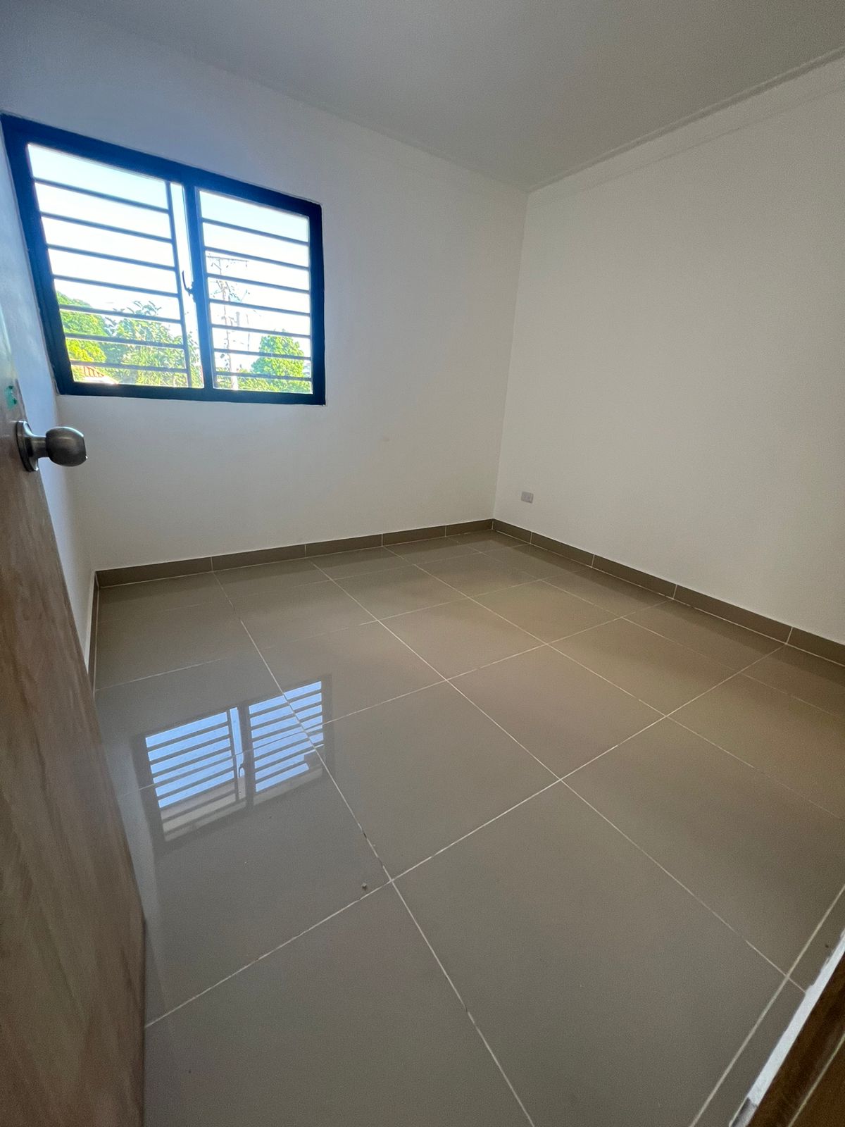 apartamentos - Apartamento con Balcón y cuarto de servicio +3 HAB/2BÑ ubicado en Las Américas 5