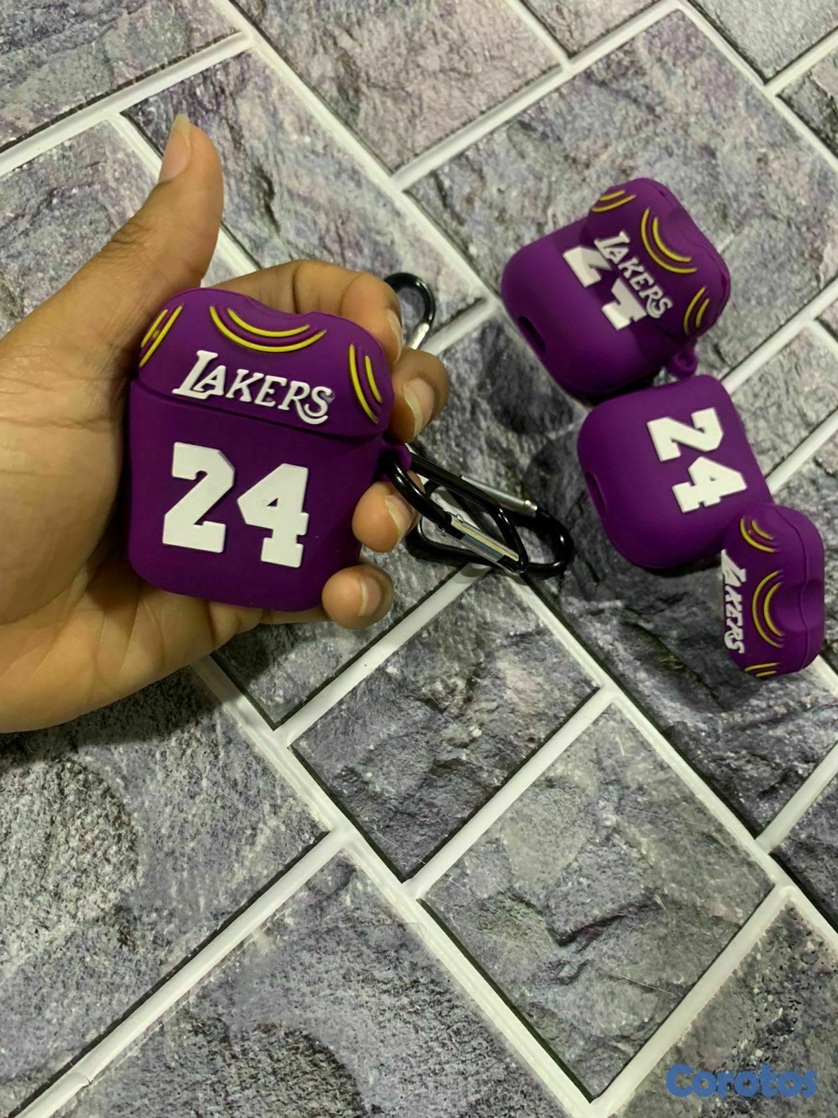 accesorios para electronica - COVER AIRPODS DISEÑO LAKERS 24 2