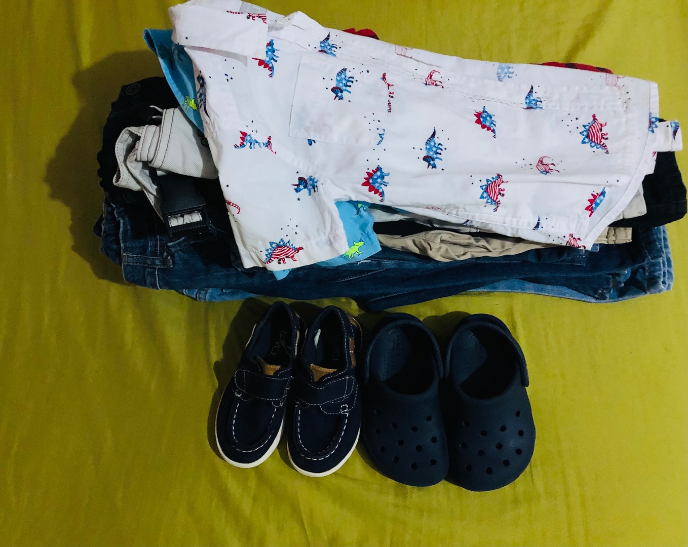 ropa y zapatos - Lote de ropa de Niño incluye crocs y zapatos.