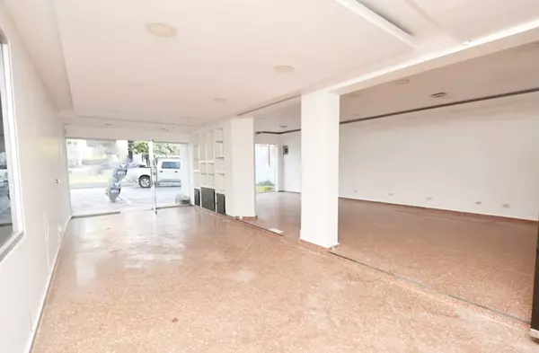 oficinas y locales comerciales - Local céntrico en Primer nivel 5