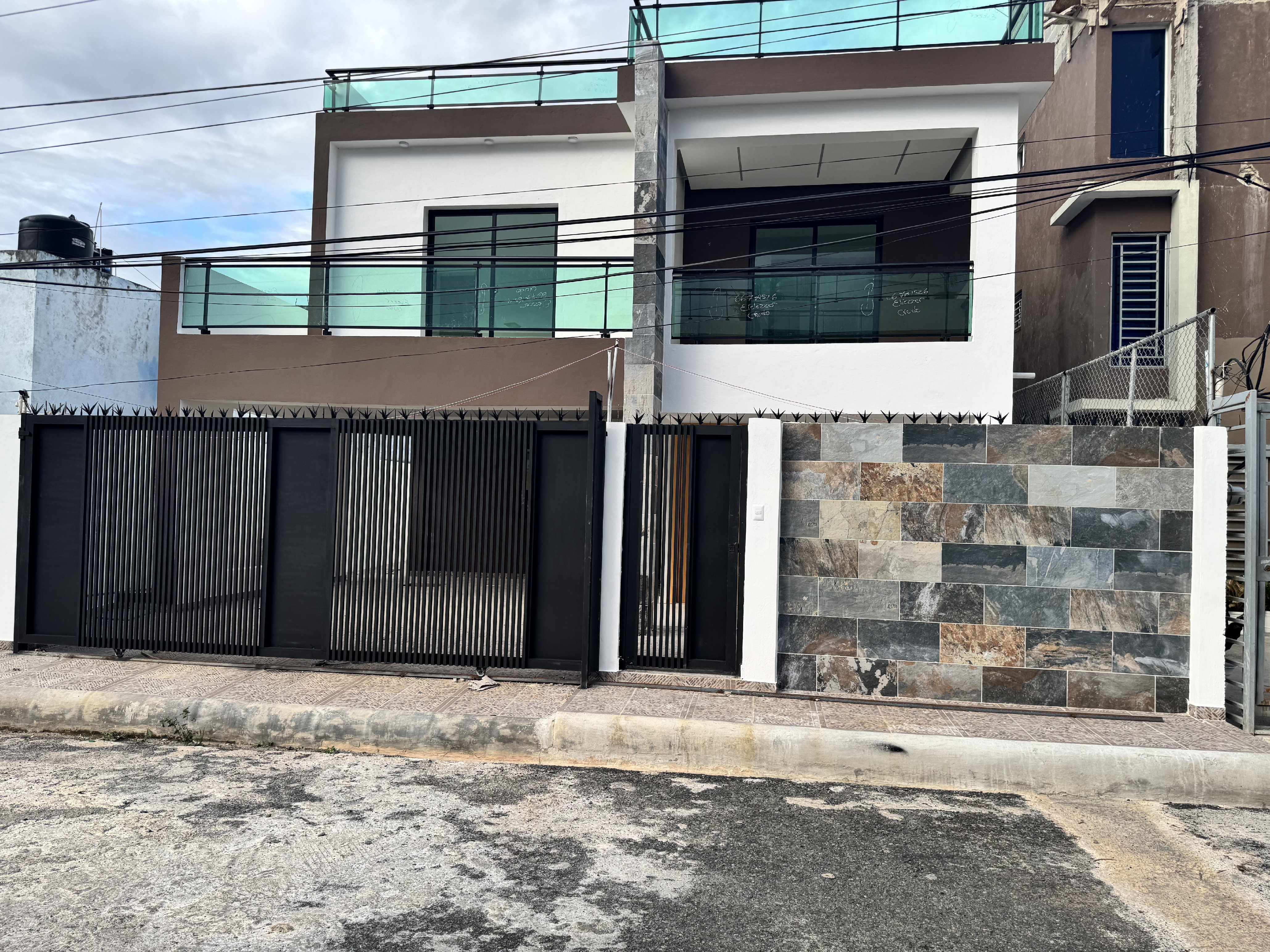 casas - venta de casa con 4 habitaciones en autopista de san isidro Santo Domingo este  4