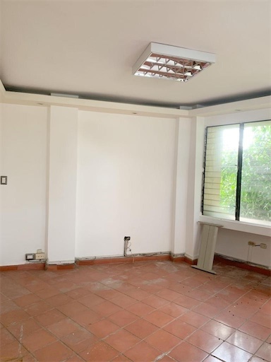 oficinas y locales comerciales - Local de 100 metros en evaristo morales 3
