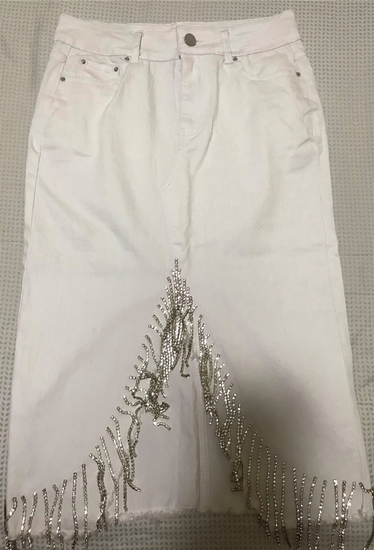 ropa para mujer - Falda blanca en jeans con detalles de piedras.
Size L