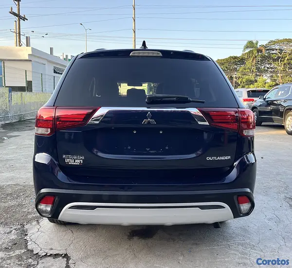 jeepetas y camionetas - Mitsubishi Outlander 2019 - 3 filas de asientos 5
