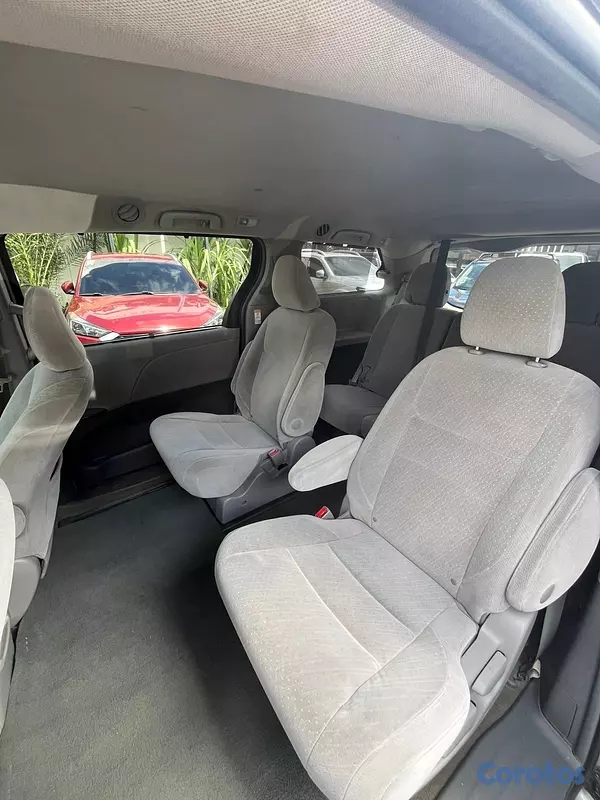 jeepetas y camionetas - Toyota Sienna LE AWD 2017
 5