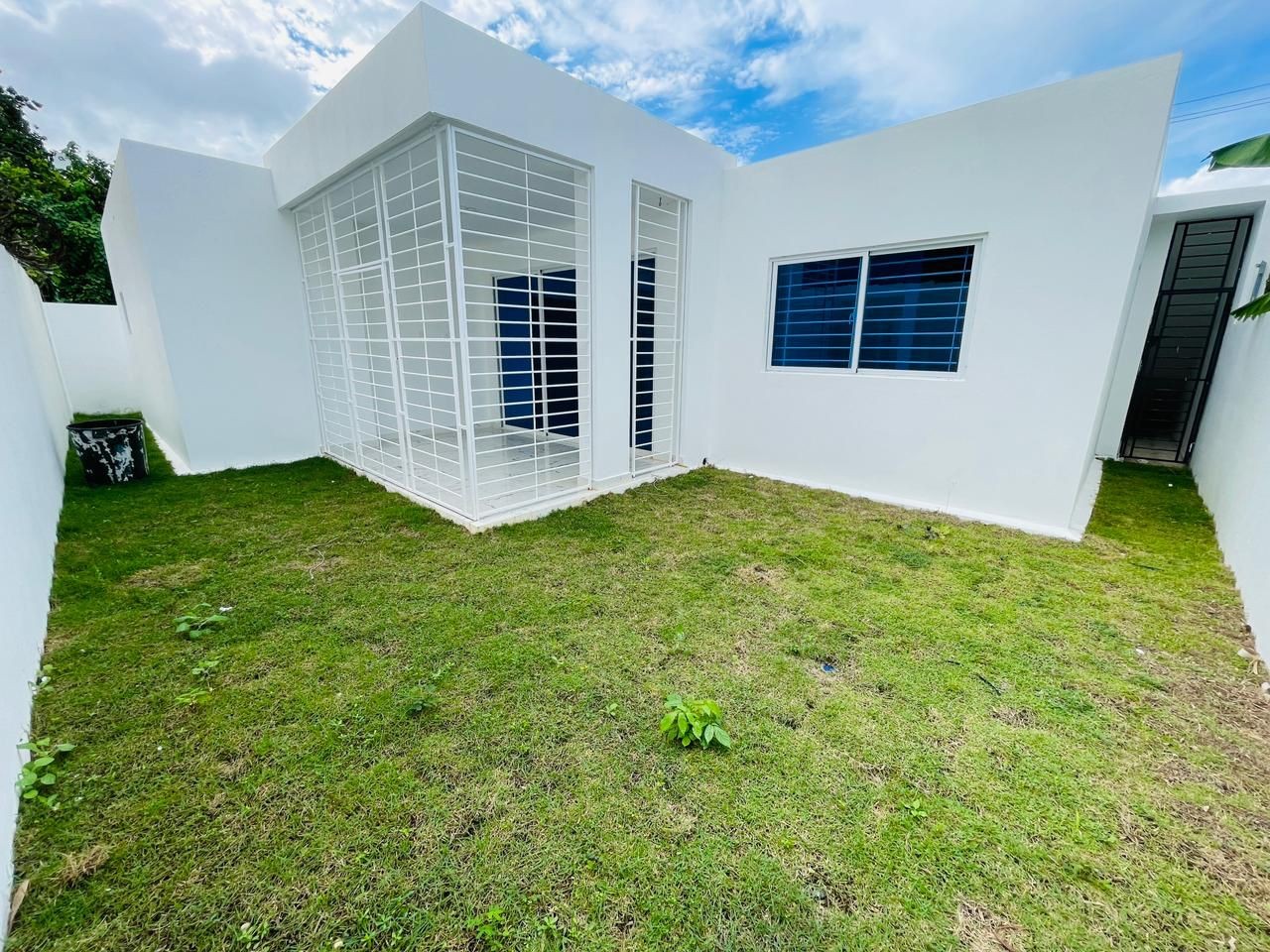 casas - Casa moderna con patio cerca de todo en residencial de primera en la ciudad. 2
