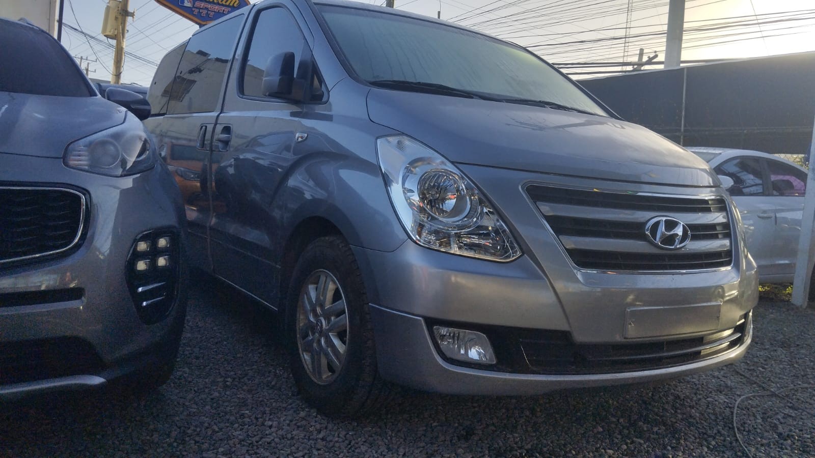 jeepetas y camionetas - HYUNDAI GRAND STAREX 2017 GRISDESDE: RD$1150.100