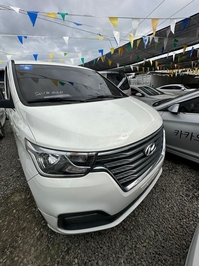 jeepetas y camionetas - HYUNDAI GRAND STAREX 2020 BLANCA