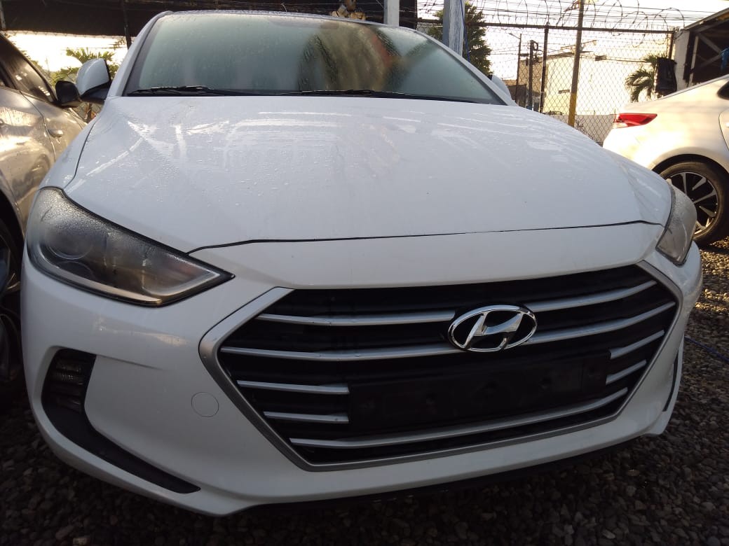 carros - HYUNDAI AVANTE 2017 BLANCODESDE: RD$700,100.00