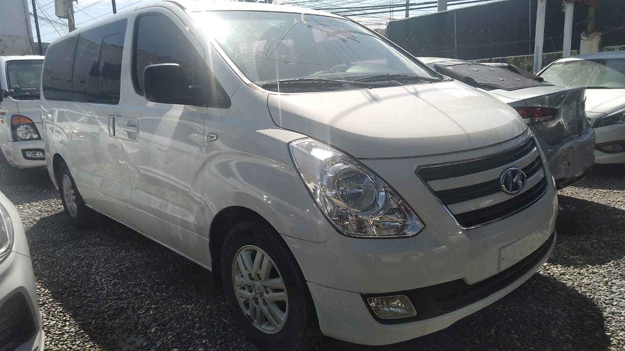 jeepetas y camionetas - HYUNDAI  STAREX 2017 BLANCA