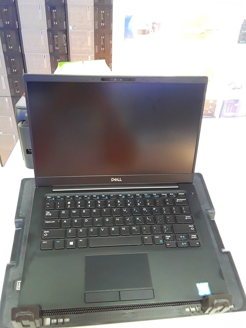 computadoras y laptops - Laptop Dell Latitude 7390 - Intel Core I7-8650U