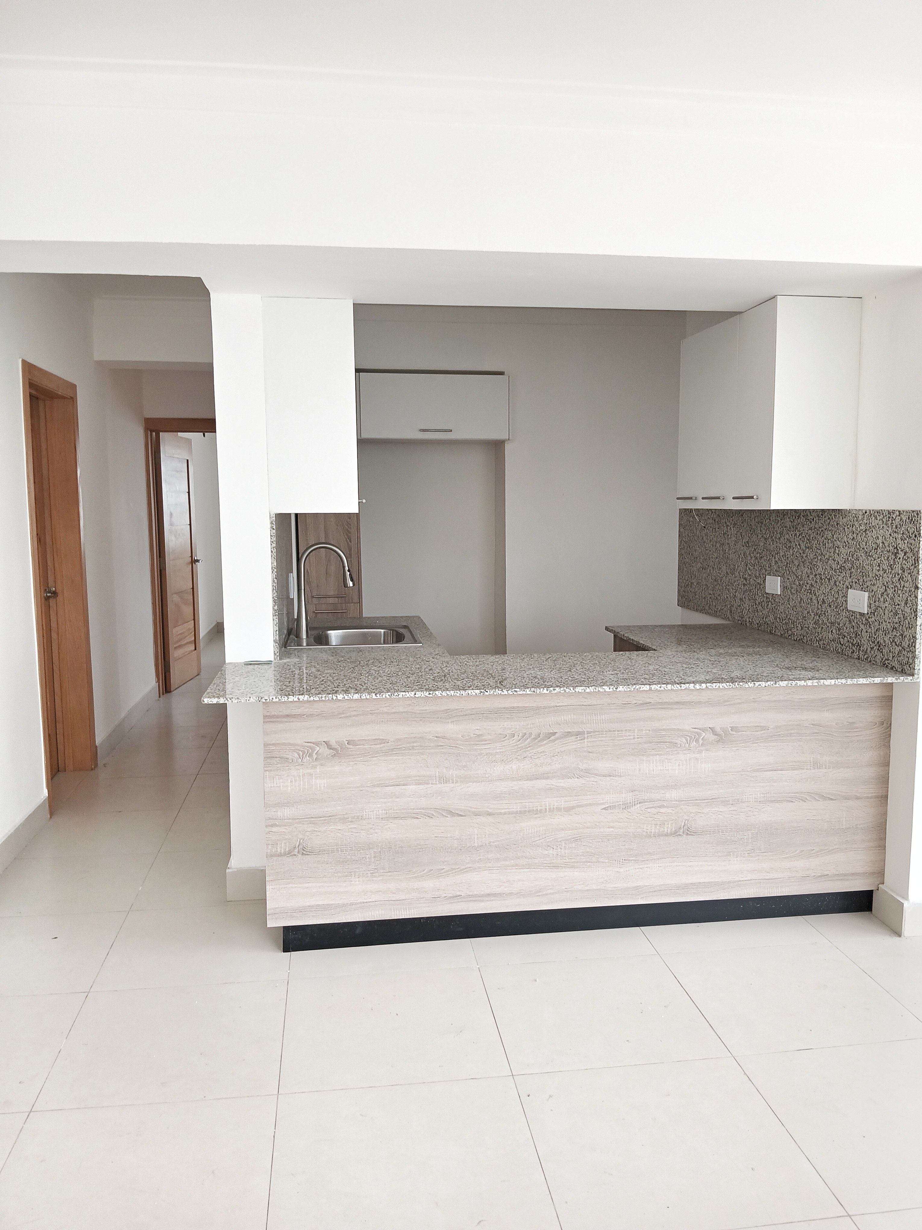 apartamentos - Vendo Apartamento en 2do Nivel | 2 Habitaciones, 2 Parqueos, Amplio Balcón. 

 3