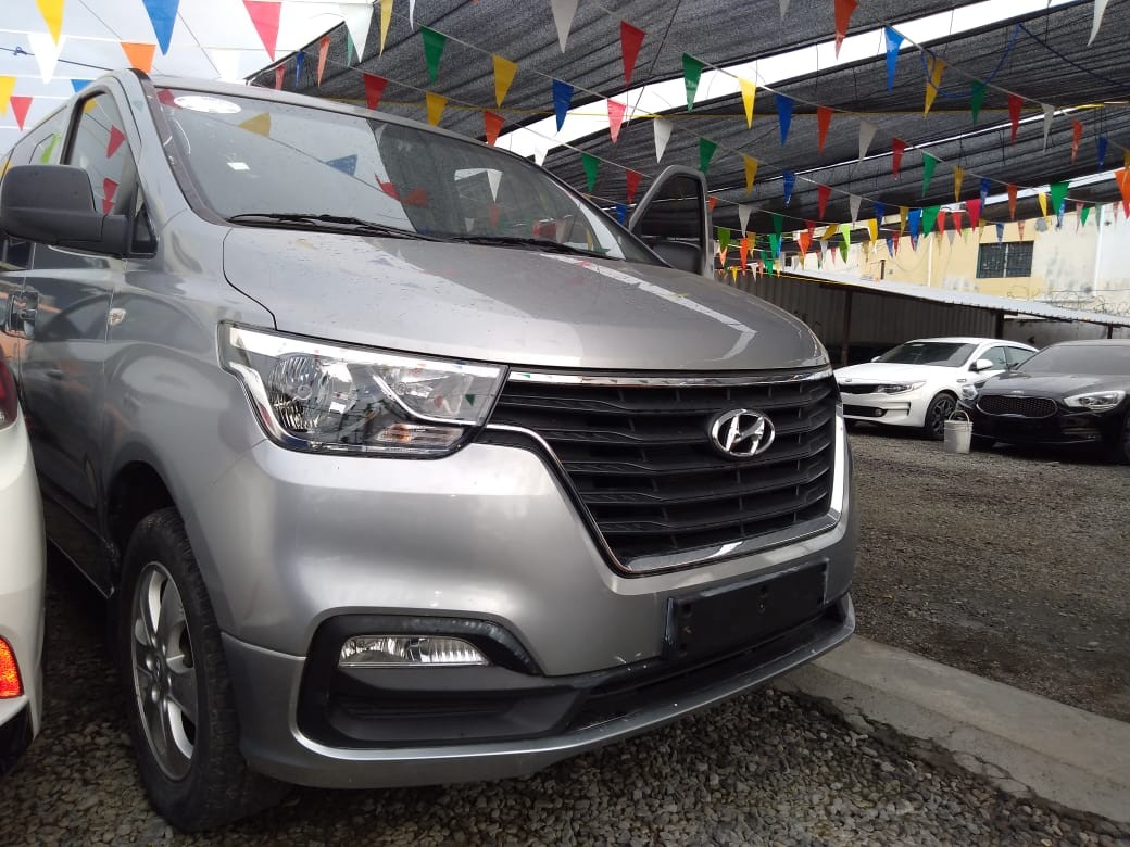 jeepetas y camionetas - HYUNDAI GRAND STAREX 2017 GRIS 1