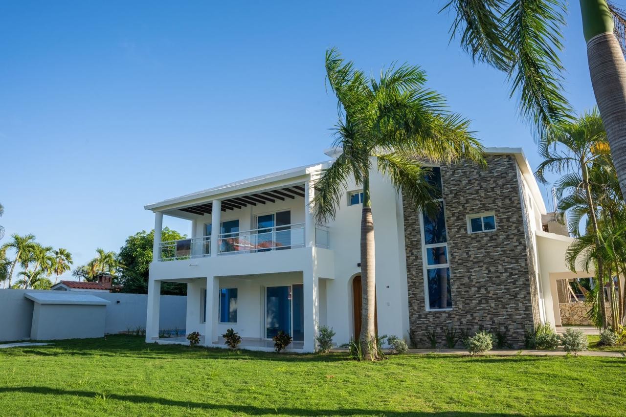 casas - Venta de villa lista para entrega en Villas Bávaro con acceso a Playa Bibijagua