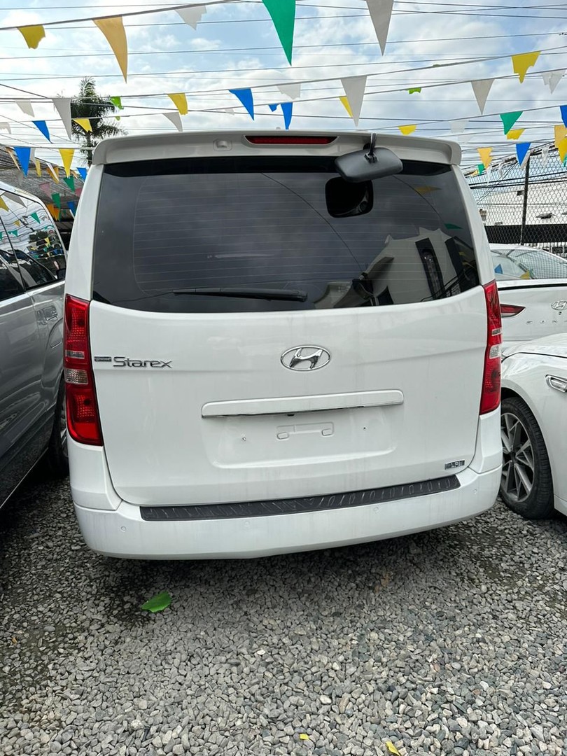 jeepetas y camionetas - HYUNDAI GRAND STAREX 2020 BLANCA 4