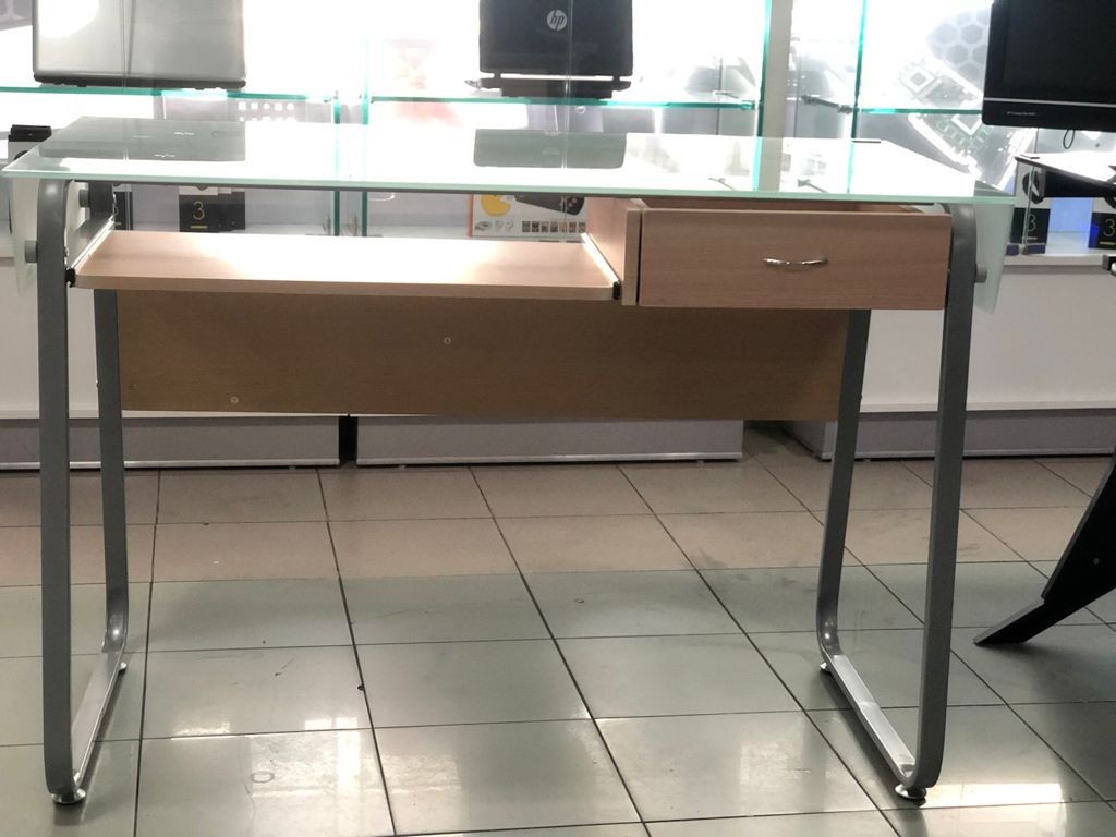 computadoras y laptops - Escritorio  con tope de cristal am100xtk19