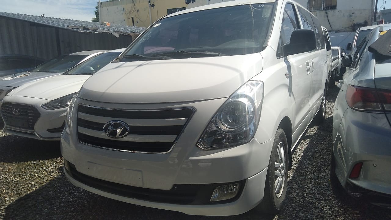 jeepetas y camionetas - HYUNDAI  STAREX 2017 BLANCA 1