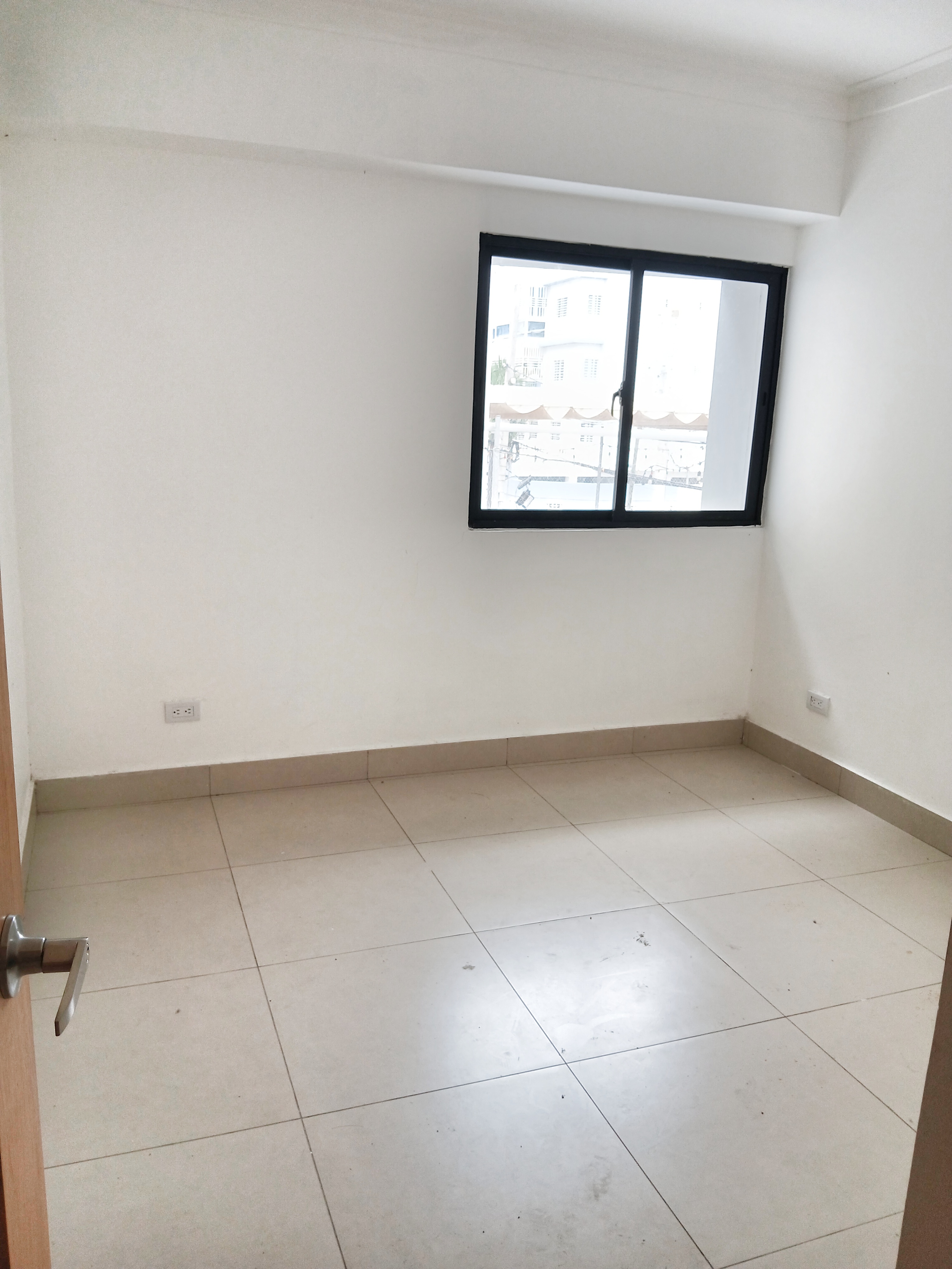apartamentos - Vendo Apartamento en 2do Nivel | 2 Habitaciones, 2 Parqueos, Amplio Balcón. 

 4