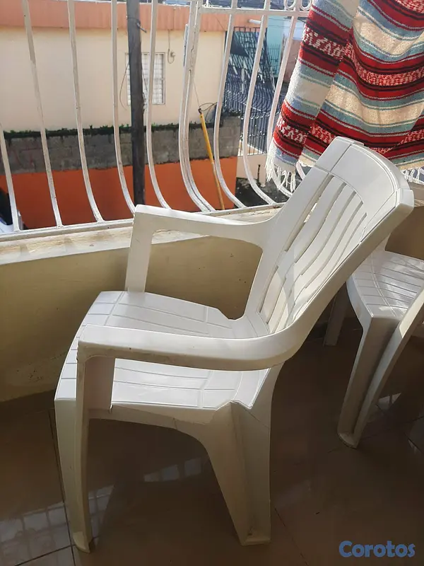 muebles y colchones - 4 Sillas plastica buenas condiciones  2