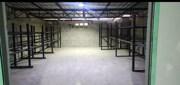 oficinas y locales comerciales - Venta propiedad comercial con almacen 3