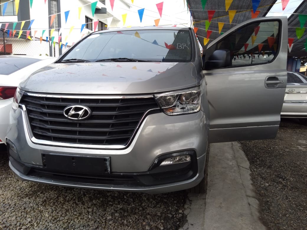jeepetas y camionetas - HYUNDAI GRAND STAREX 2017 GRIS 2