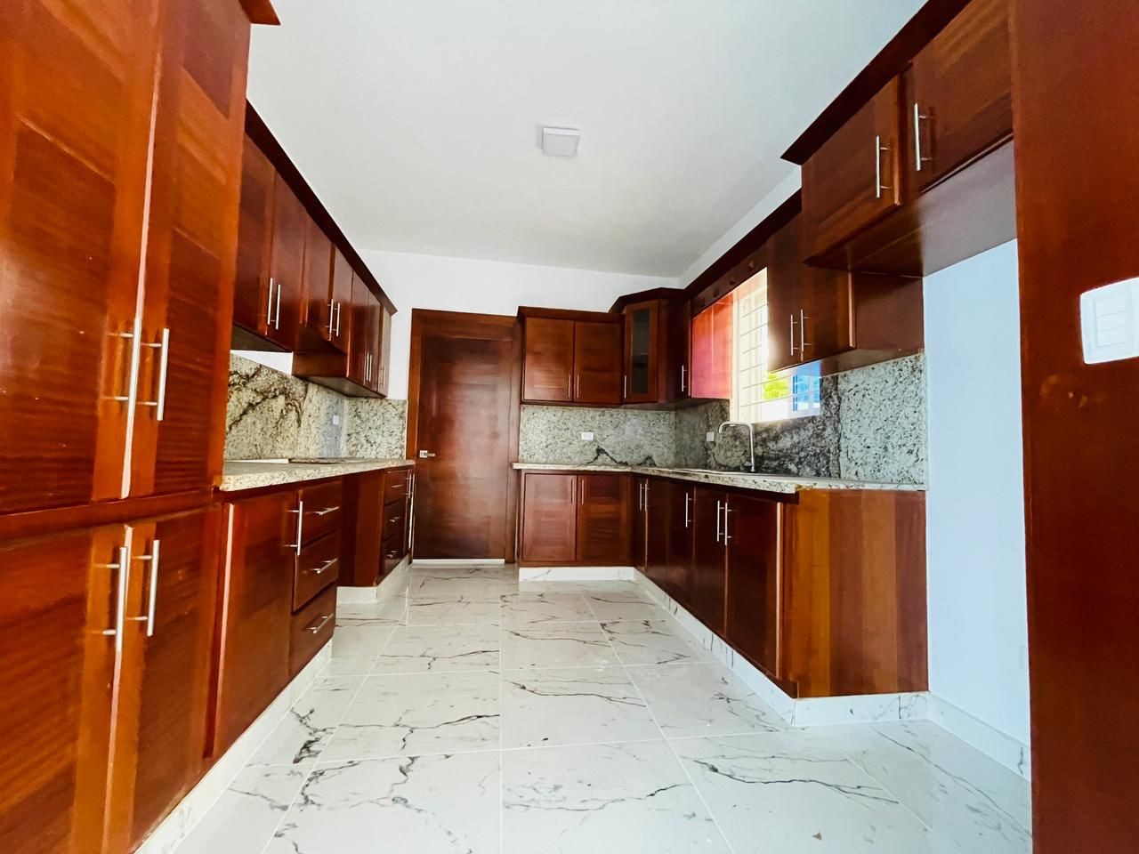 casas - Casa moderna con patio cerca de todo en residencial de primera en la ciudad. 1