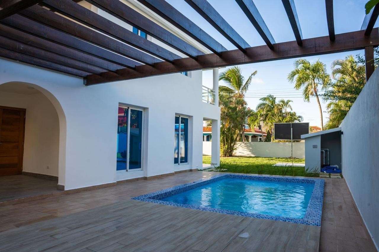 casas - Venta de villa lista para entrega en Villas Bávaro con acceso a Playa Bibijagua 1