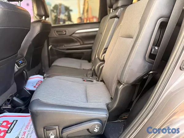 jeepetas y camionetas - Toyota Highlander LE Plus 2019 8