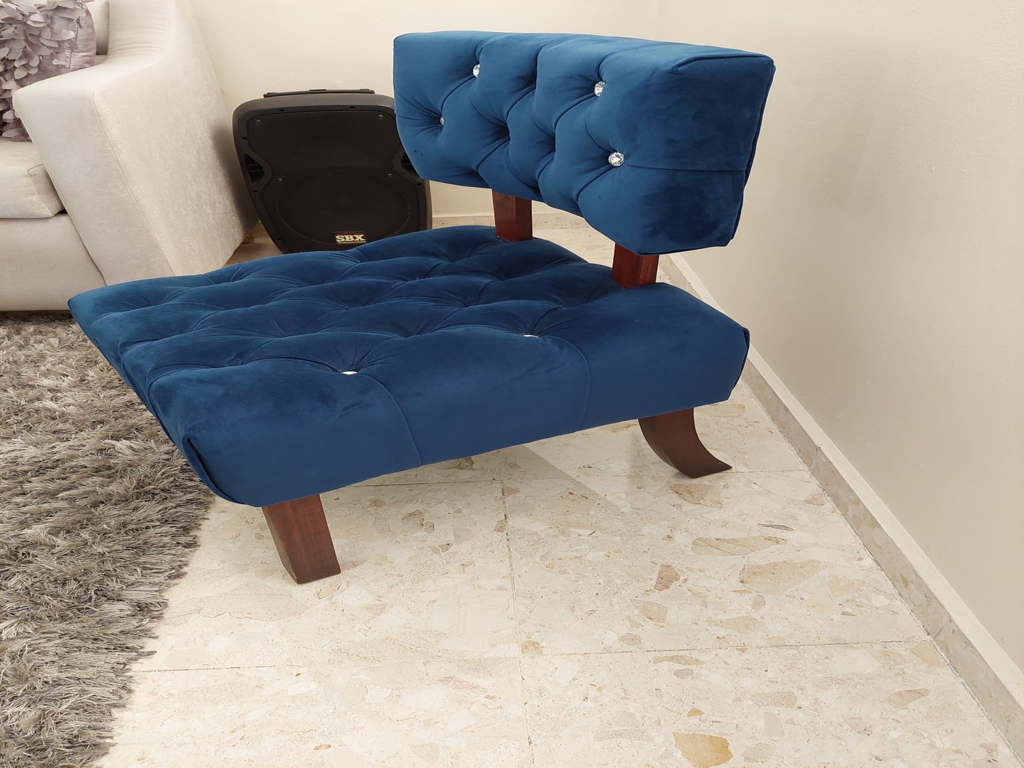 muebles y colchones - Butaca en tela y patas de madera 0