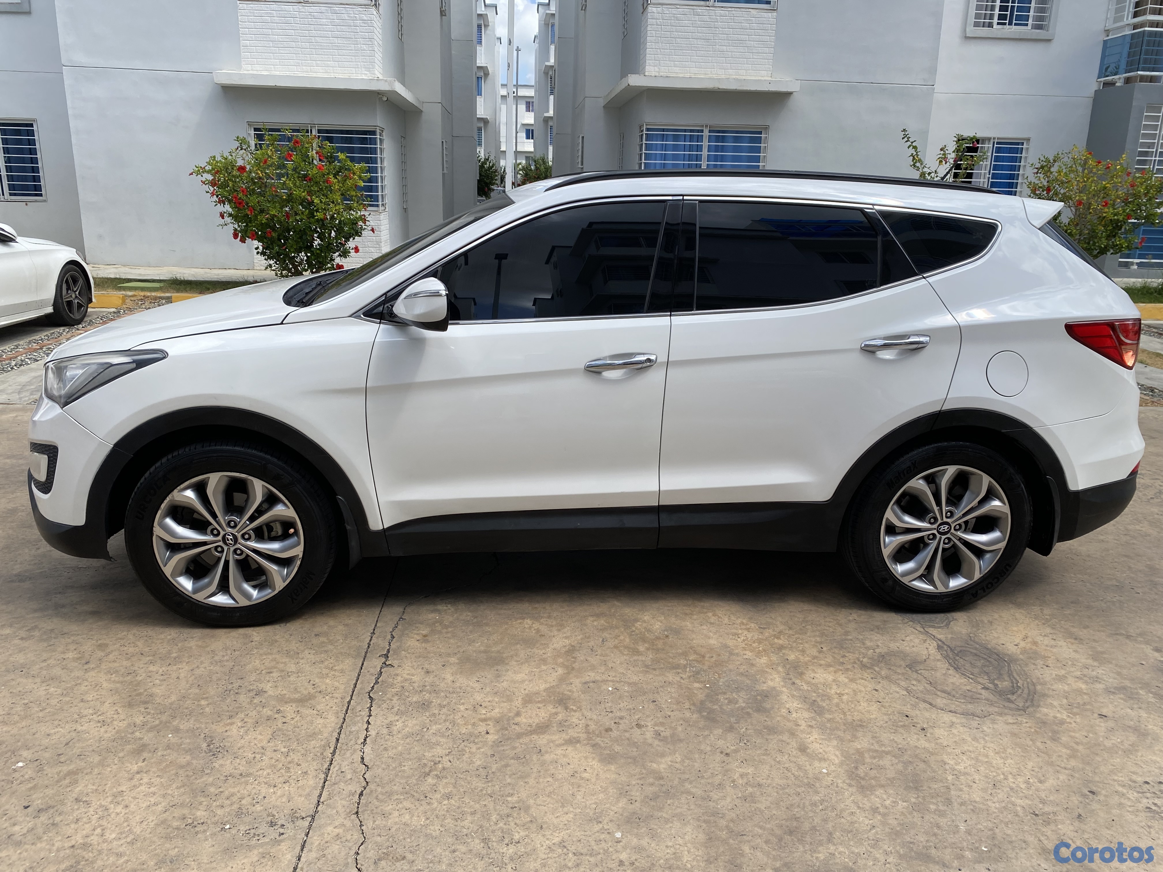 jeepetas y camionetas - Hiunday Santa Fe uso urbano, excelente condiciones 1