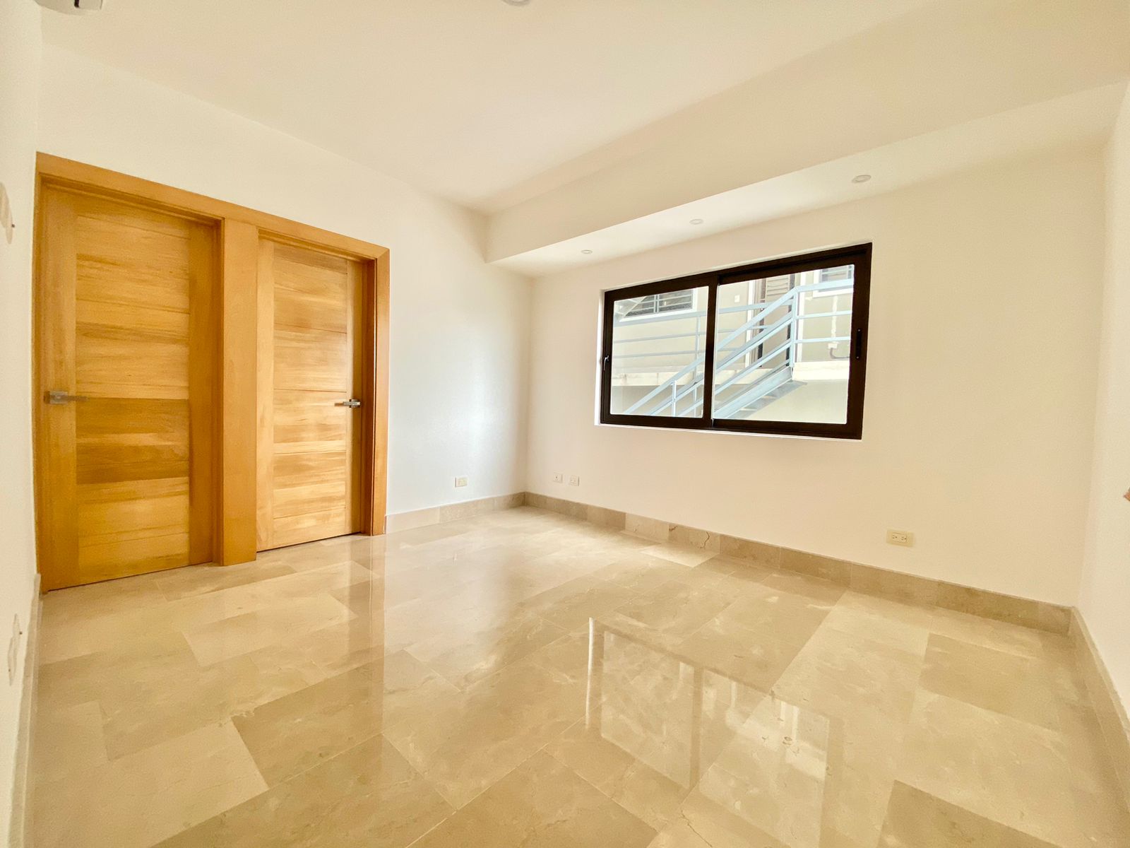 apartamentos - Alquiler en Piantini con Línea Blanca Familiar 0
