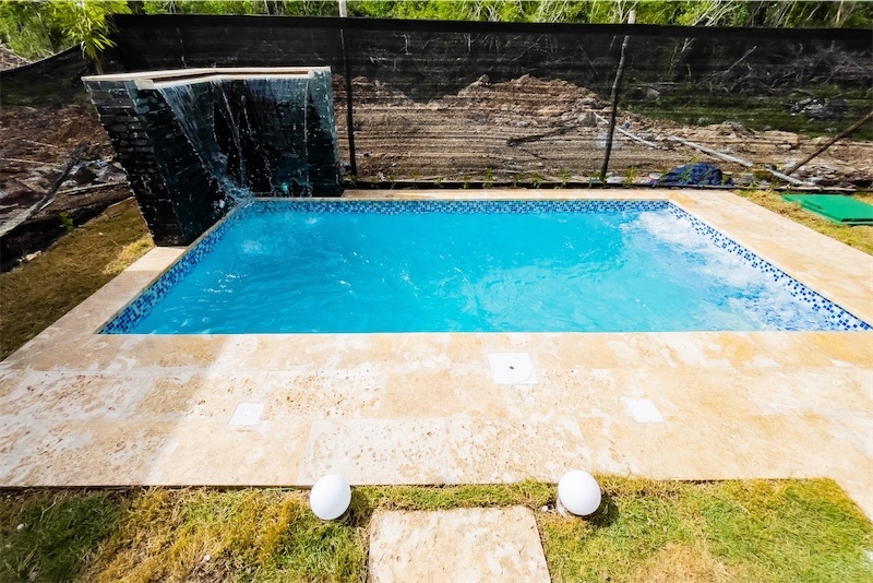 casas vacacionales y villas - Venta de Villa nueva con piscina en Bavaro punta cana zona turística 1