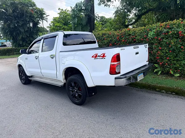 jeepetas y camionetas - Toyota hilux 2013 10