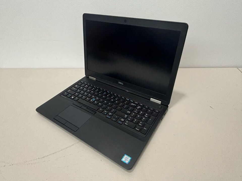 computadoras y laptops - Laptop Dell 5570 i5, 8GB Memoria, 128GB Disco SSD