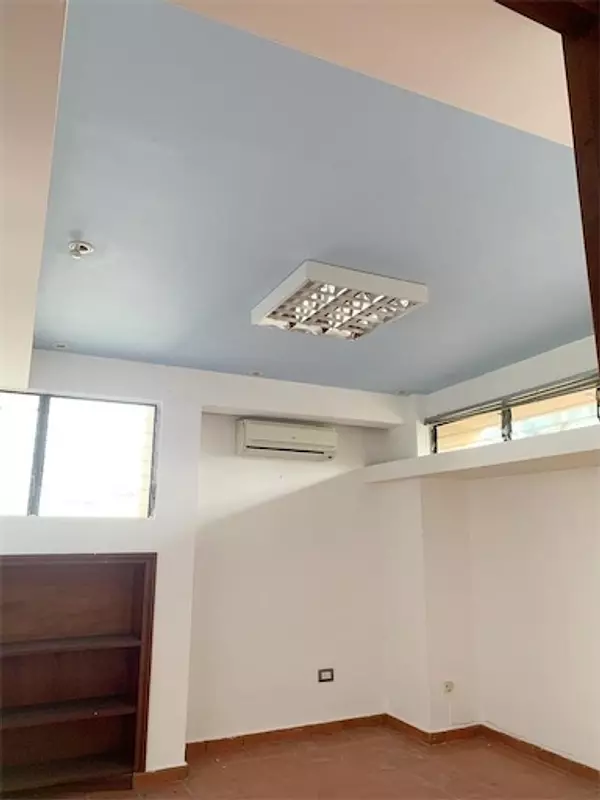 oficinas y locales comerciales - Local de 100 metros en evaristo morales 8