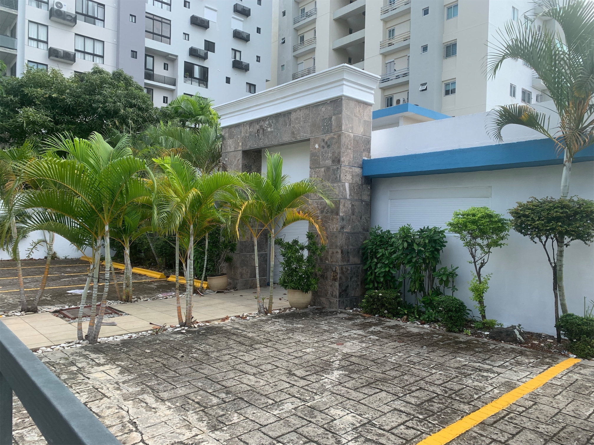 oficinas y locales comerciales - Amplio local en Naco 3