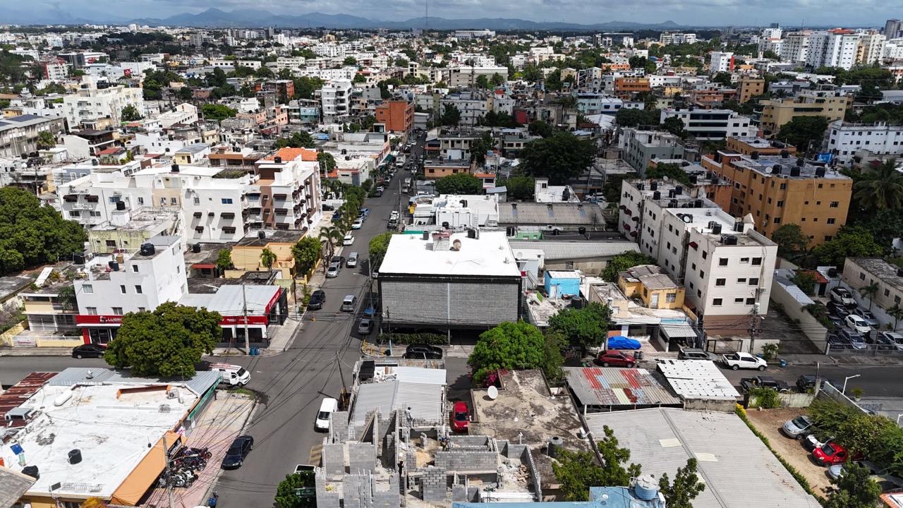 casas - Ensanche Quisqueya Venta de casa de 2 niveles, ubi 3