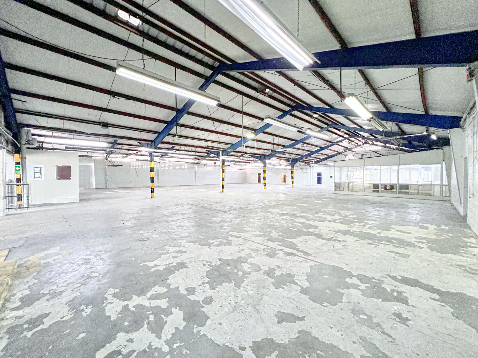 oficinas y locales comerciales - 🔵 Alquilo Nave 3,600 mts en herrera  Av Luperon  0