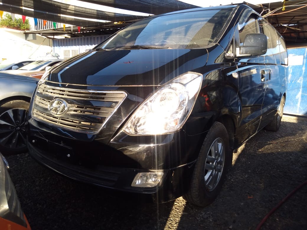 jeepetas y camionetas - HYUNDAI GRAND STAREX 2017 NEGRA