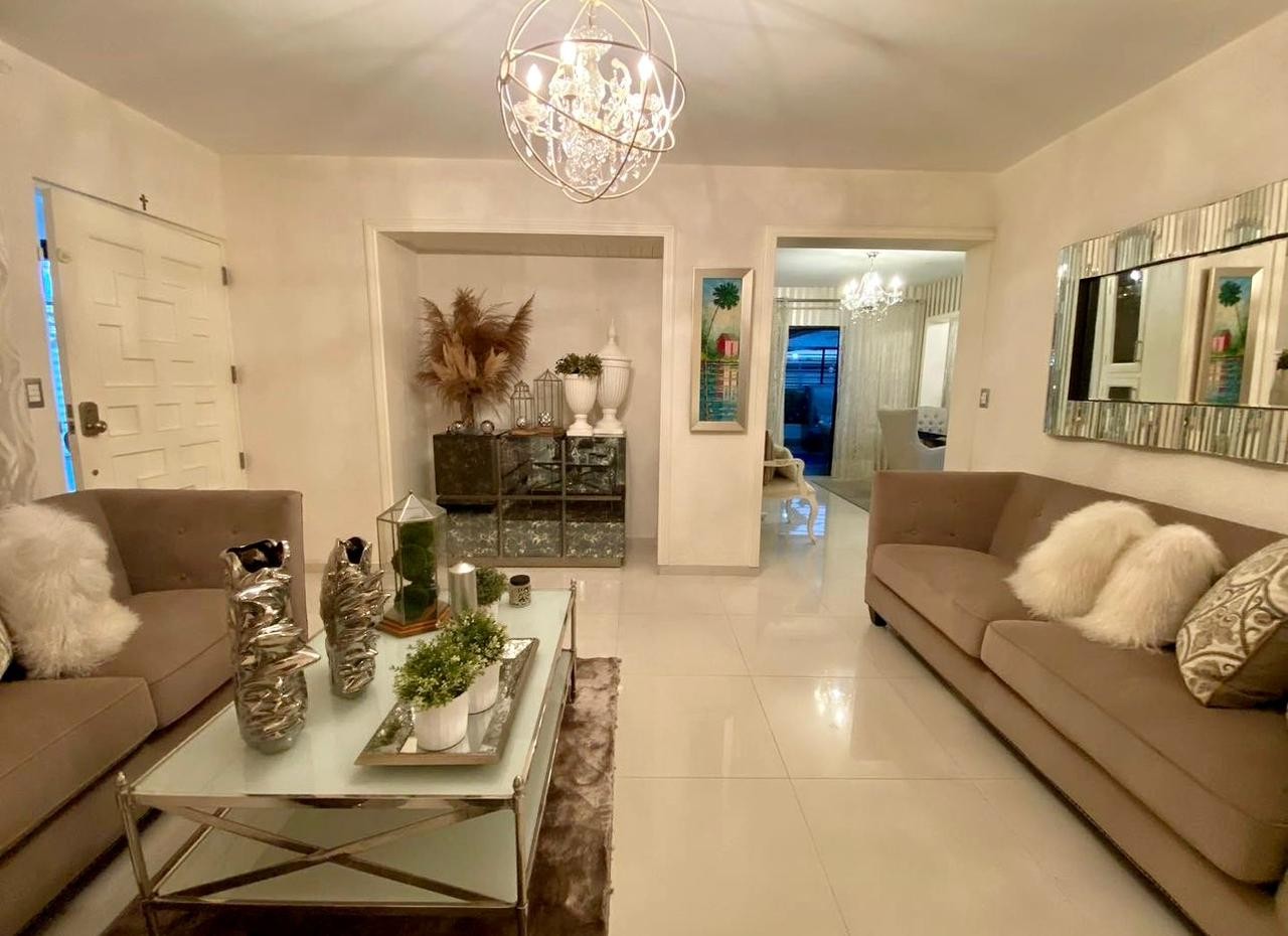 casas - Casa en la Castellana.

Con sus 445mt2 y 350 mts de construcción
 3 Hab 3